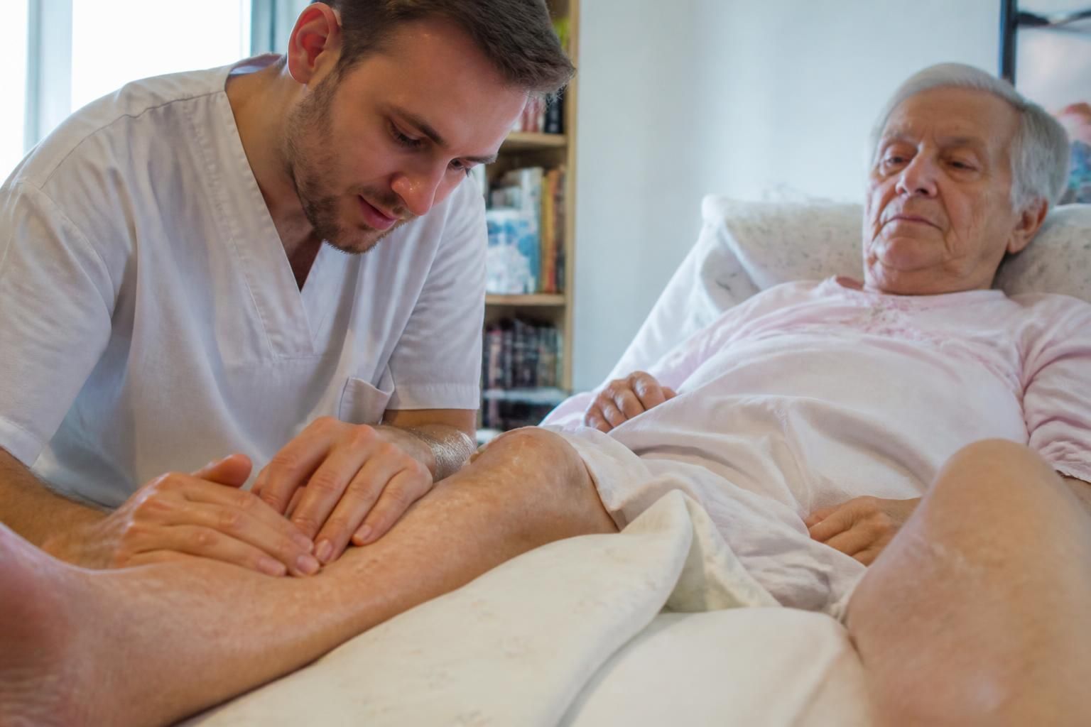 découvrez comment reconnaître les différents stades de l'escarre pour intervenir rapidement et prévenir les complications grâce à nos conseils détaillés.