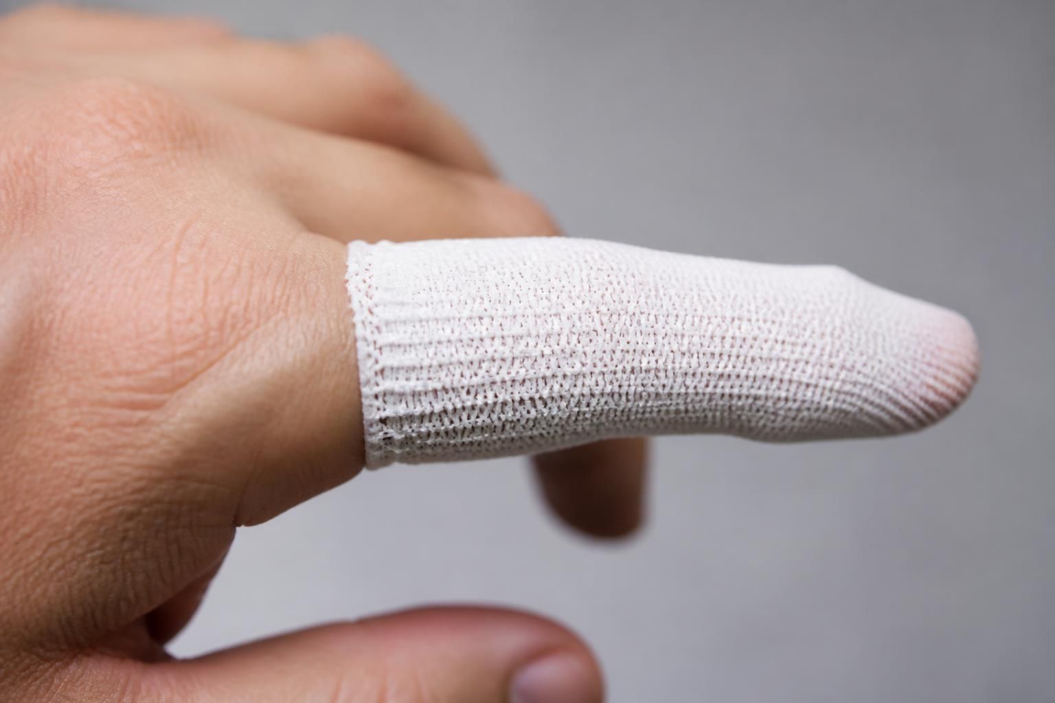 Pansement tubulaire au doigt : la méthode simple pour qu'il tienne 5 découvrez comment poser un pansement tubulaire au doigt facilement et efficacement pour qu'il tienne toute la journée sans glisser.